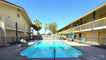 Hồ bơi ngoài trời