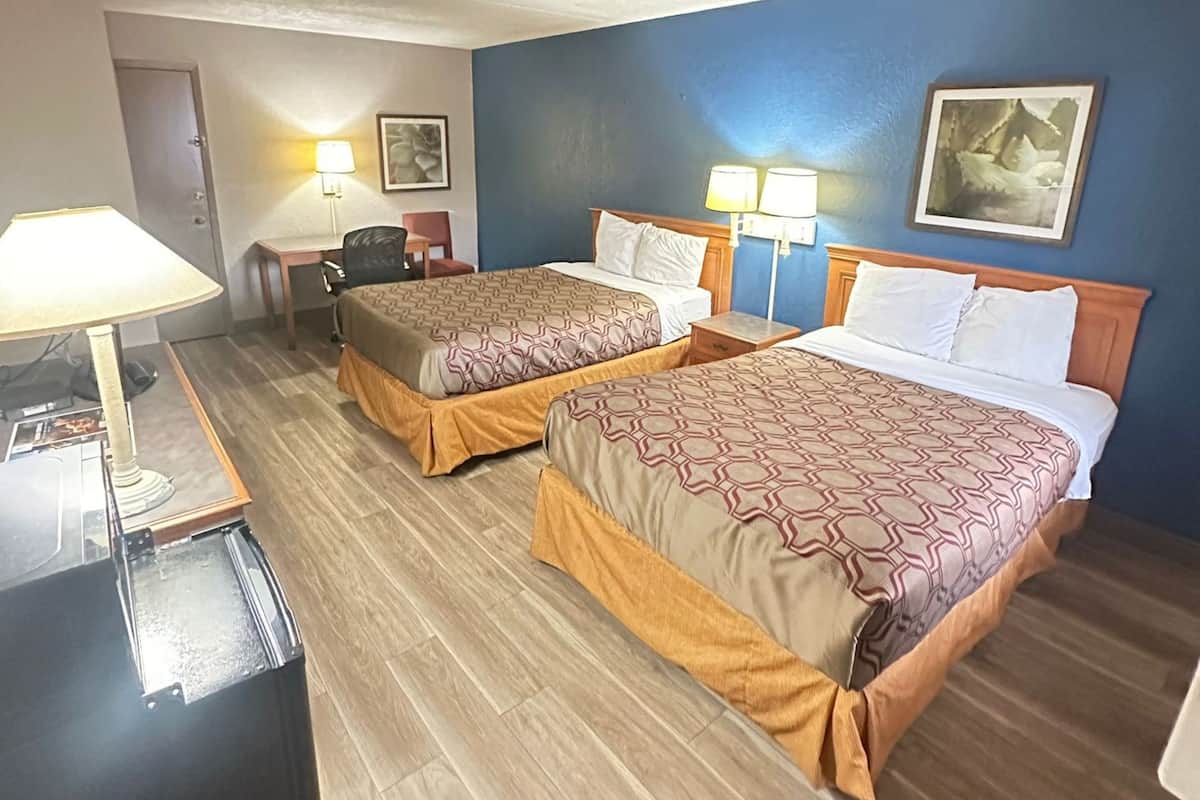 Een bureau, gratis extra bedden, gratis wifi, beddengoed