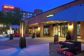 A Marriott hotel with outdoor seating and a Grand Ballroom. - Boston Marriott Burlington (Burlington)