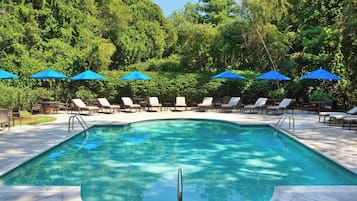 Piscine couverte, piscine extérieure, parasols de plage, chaises longues