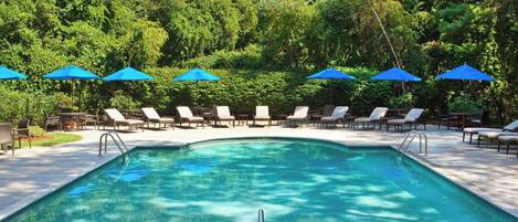 Piscine couverte, piscine extérieure, parasols de plage, chaises longues