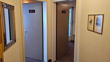 Un couloir avec des portes portant les numéros 220 A et 220 B, qui donnent accès à des pièces.