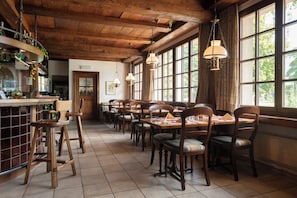 2 restaurants; breakfast, lunch, dinner, and brunch served - Seiler au Lac (Boenigen)