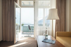 Habitación junior con 2 camas individuales, balcón, vistas al lago | Ropa de cama de alta calidad, minibar, caja fuerte