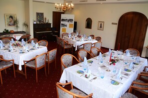 2 间餐厅，供应早餐、午餐和晚餐，法国菜