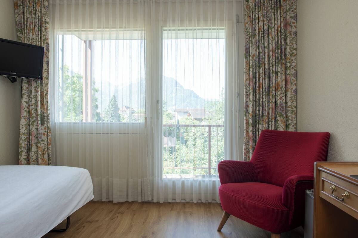 Chambre simple Standard, balcon, vue sur la montagne | Literie de qualité, minibar, coffre-fort, décor unique
