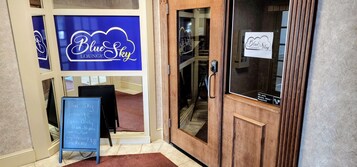 Se sirven desayunos, almuerzos y cenas; cocina americana