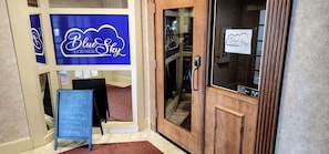 Déjeuner, dîner et souper servis sur place; cuisine américaine