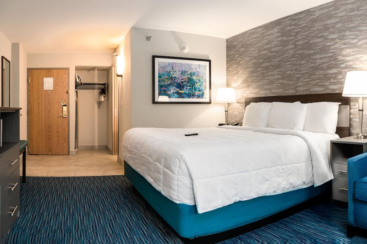 King Deluxe Cabana | 1 bedroom, premium bedding, desk, blackout drapes