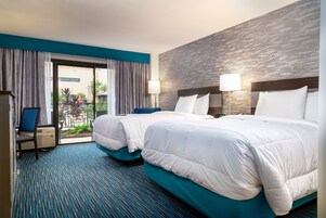 Ropa de cama de alta calidad, escritorio y cortinas blackout