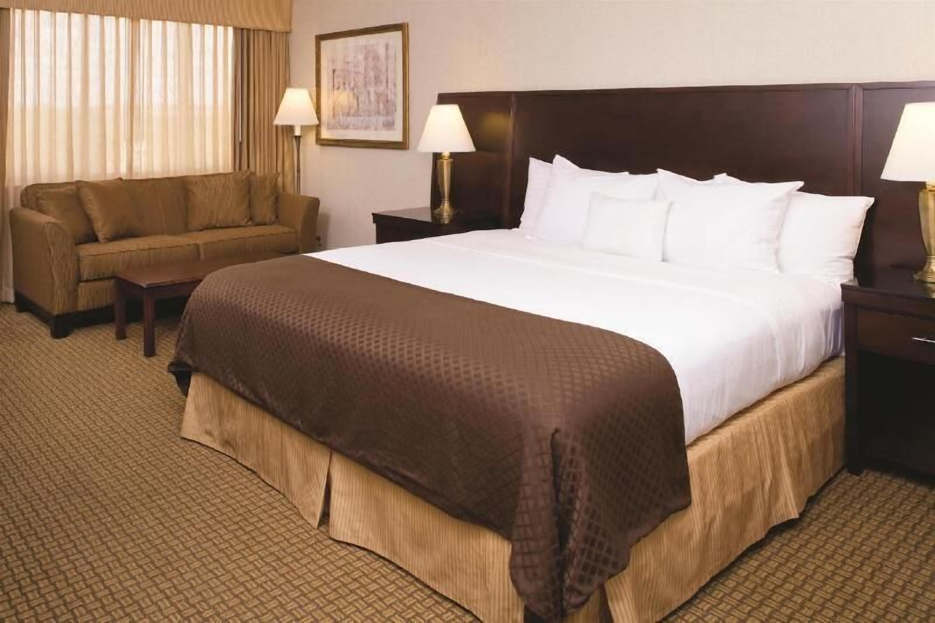 Hypo-allergenic bedding, in-room safe, desk, laptop workspace