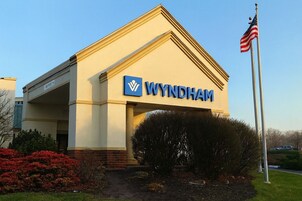 A building with a sign reading "WYNDHAM" and an American flag.