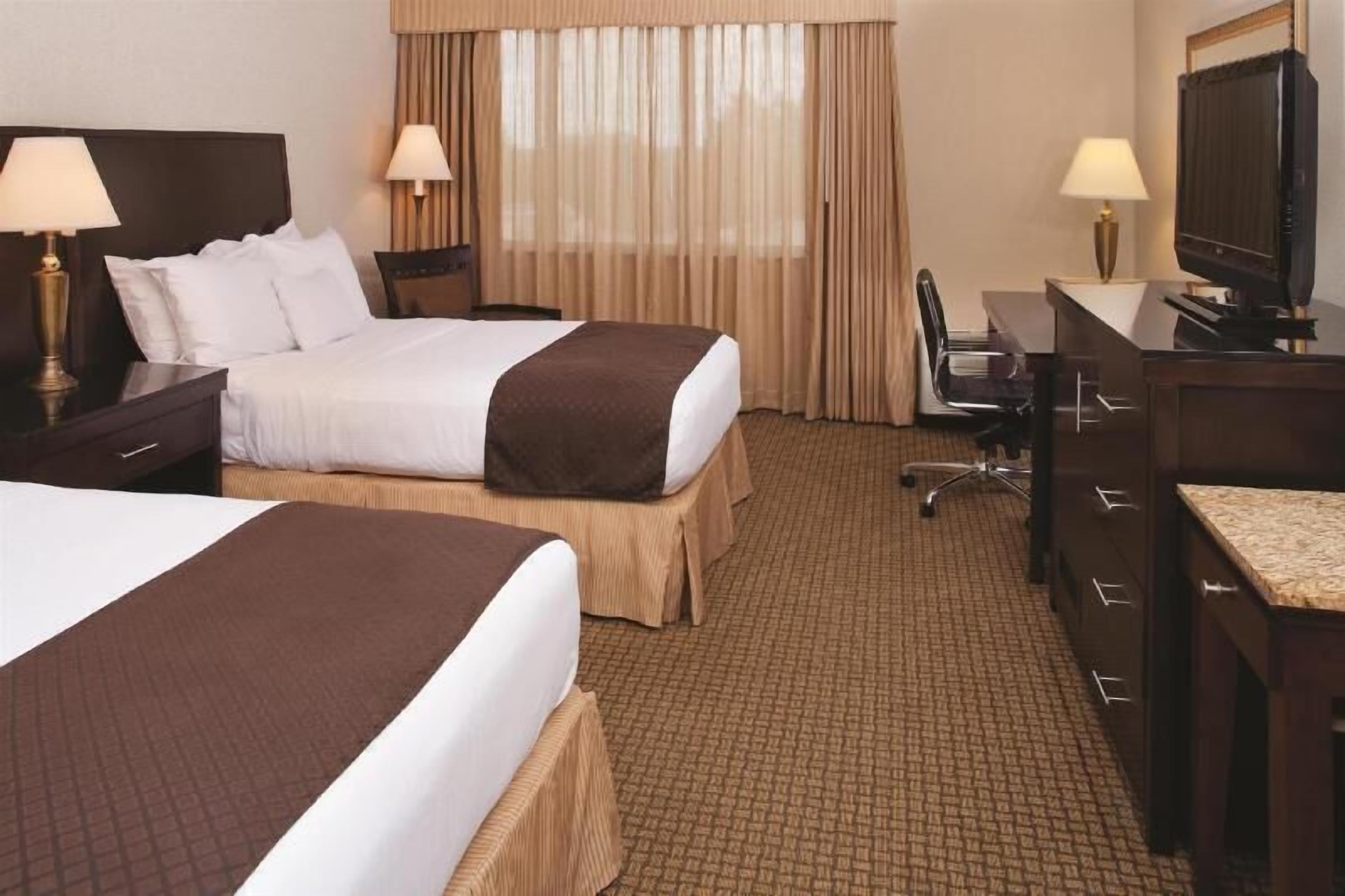 Hypo-allergenic bedding, in-room safe, desk, laptop workspace