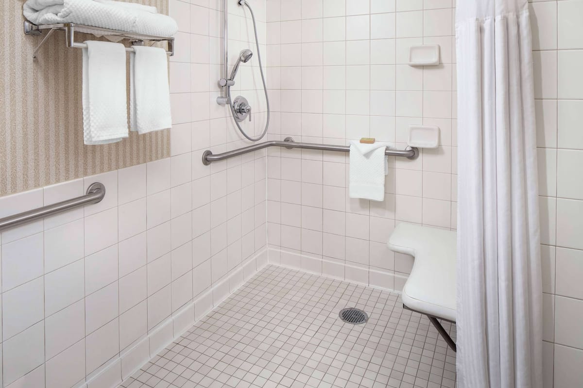 Habitación, 2 camas matrimoniales, para no fumadores (Mobility, Bathtub W/grab Bars) | Baño para personas con discapacidad