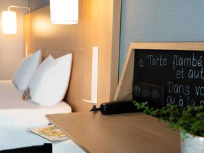 Desk, blackout curtains, soundproofing, iron/ironing board - ibis Colmar Centre (Colmar)