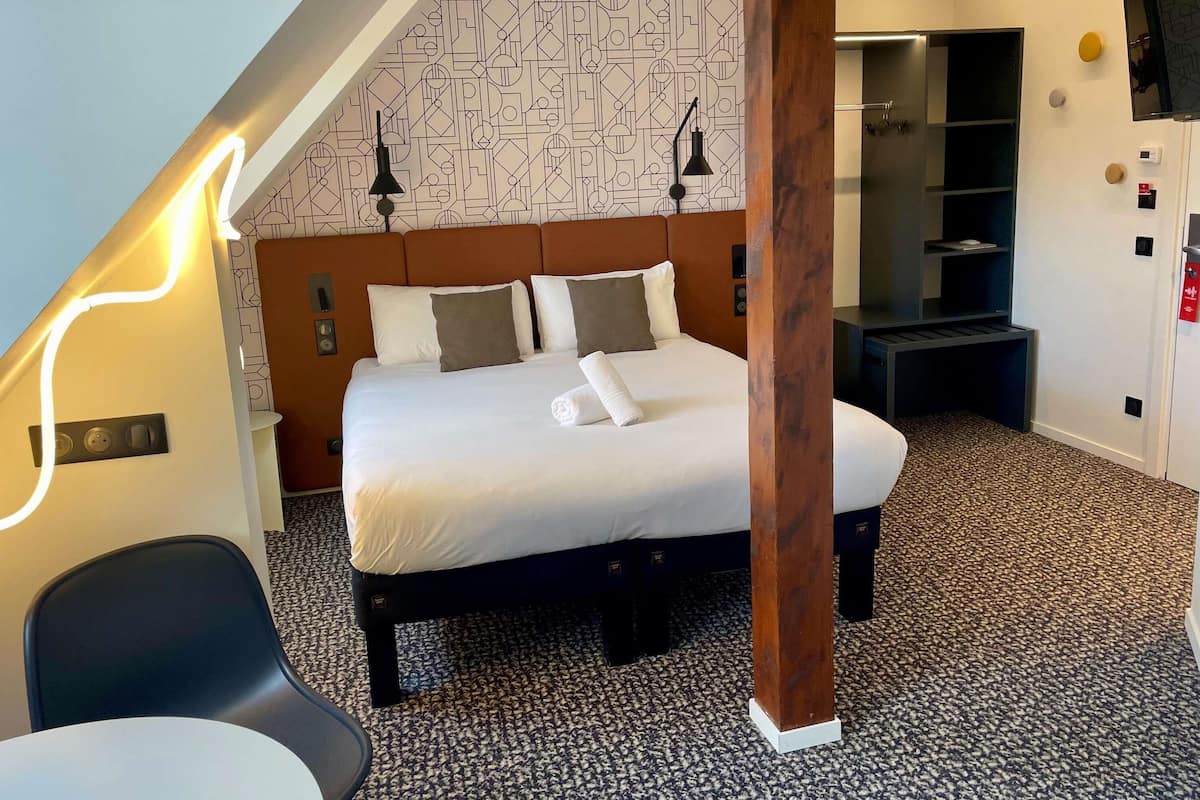Superior Room, 1 Double Bed | Desk, blackout drapes, soundproofing, iron/ironing board