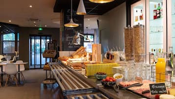 Tägliches Frühstücksbuffet (13.90 EUR pro Person)