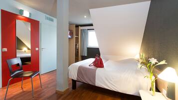 Schreibtisch, Verdunkelungsvorhänge, schallisolierte Zimmer