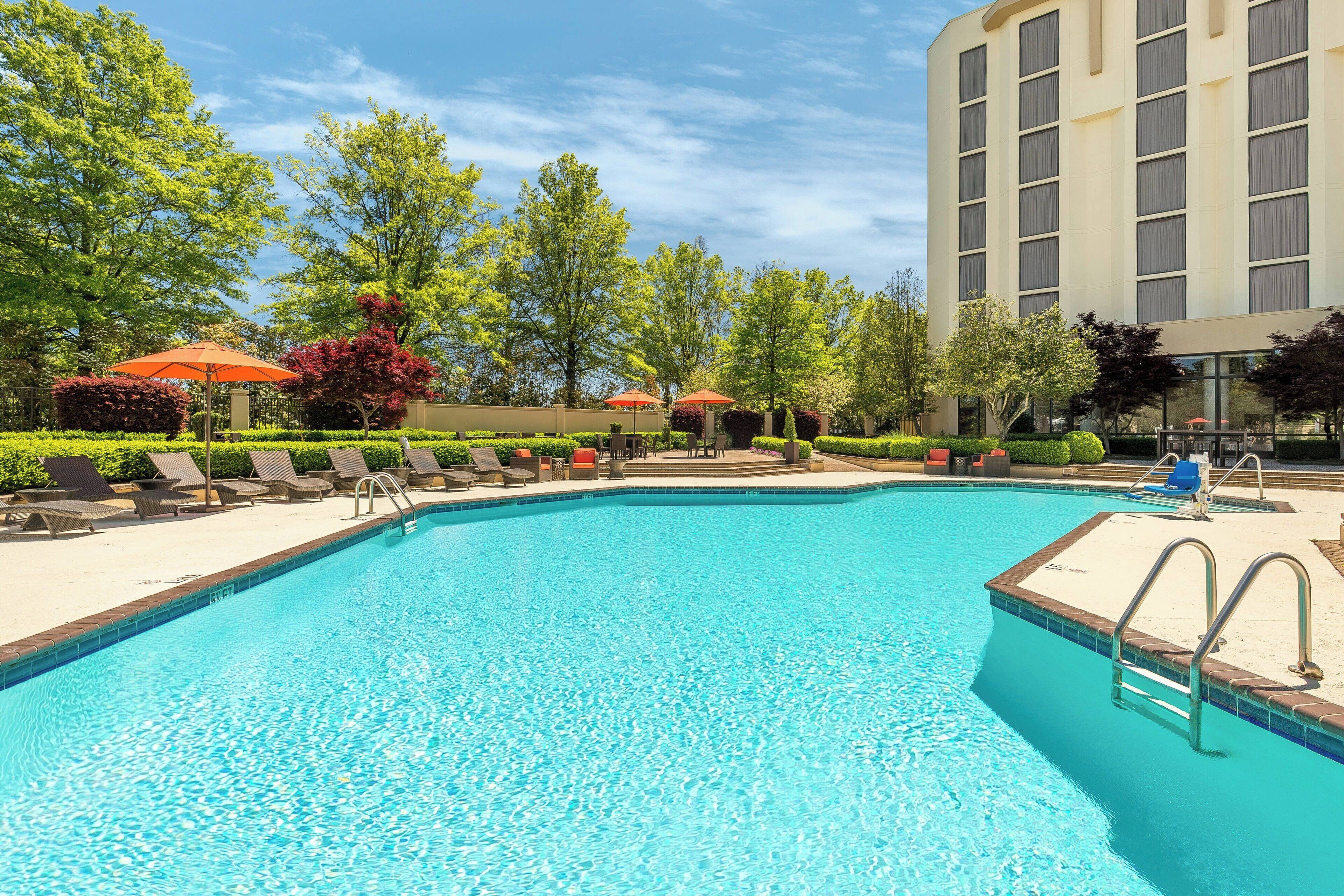 室外游泳池，提供泳池遮陽傘和日光浴躺椅