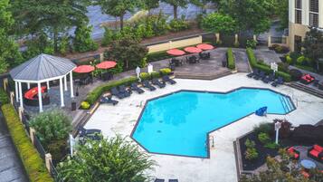 Ulkouima-allas, aurinkovarjoja, aurinkotuoleja