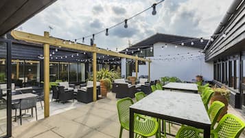 Petit déjeuner et dîner servis sur place, spécialités Cuisine anglaise