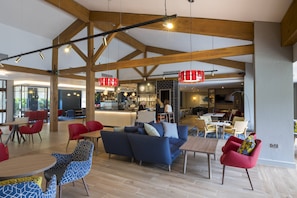 Lobby sitting area - Holiday Inn Cambridge by IHG (Cambridge)
