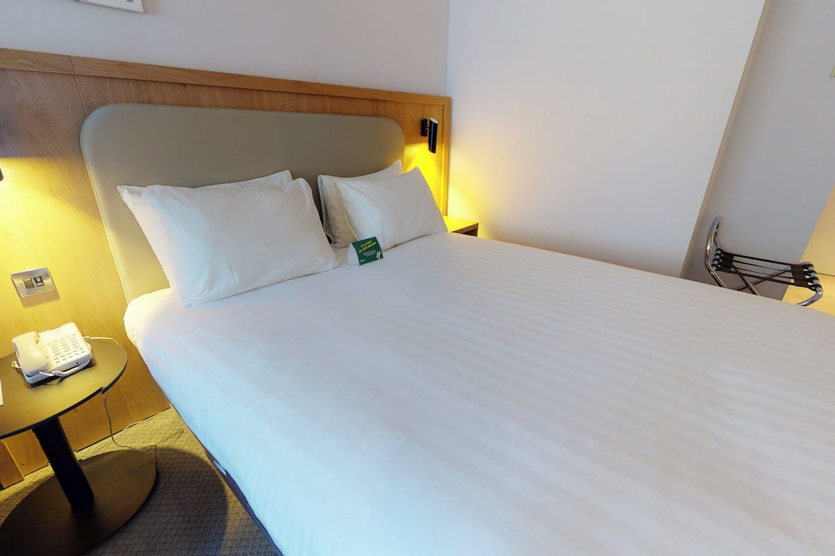 1 bedroom, hypo-allergenic bedding, in-room safe, desk