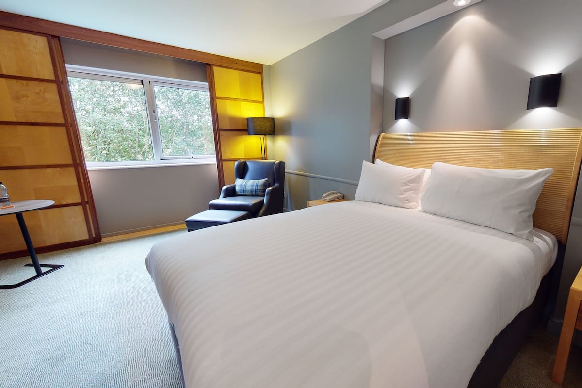 Premium-Zimmer, 1 King-Bett | Allergikerbettwaren, Zimmersafe, Schreibtisch, Verdunkelungsvorhänge