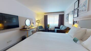 Hypo-allergenic bedding available, in-room safe, desk, blackout drapes