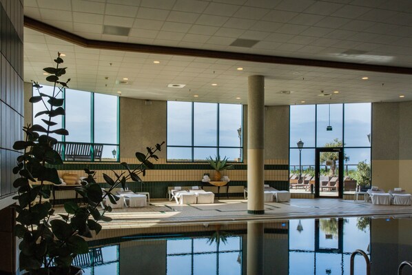 Piscine couverte, chaises longues