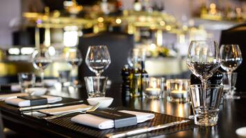3 restaurants servant le déjeuner et le dîner