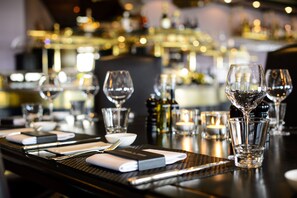 3 restaurants servant le déjeuner et le dîner