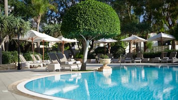 Inomhuspool, en säsongsöppen utomhuspool, parasoller och solstolar