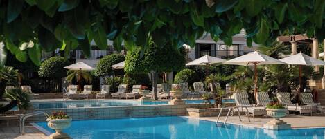 Een binnenzwembad, een seizoensgebonden buitenzwembad