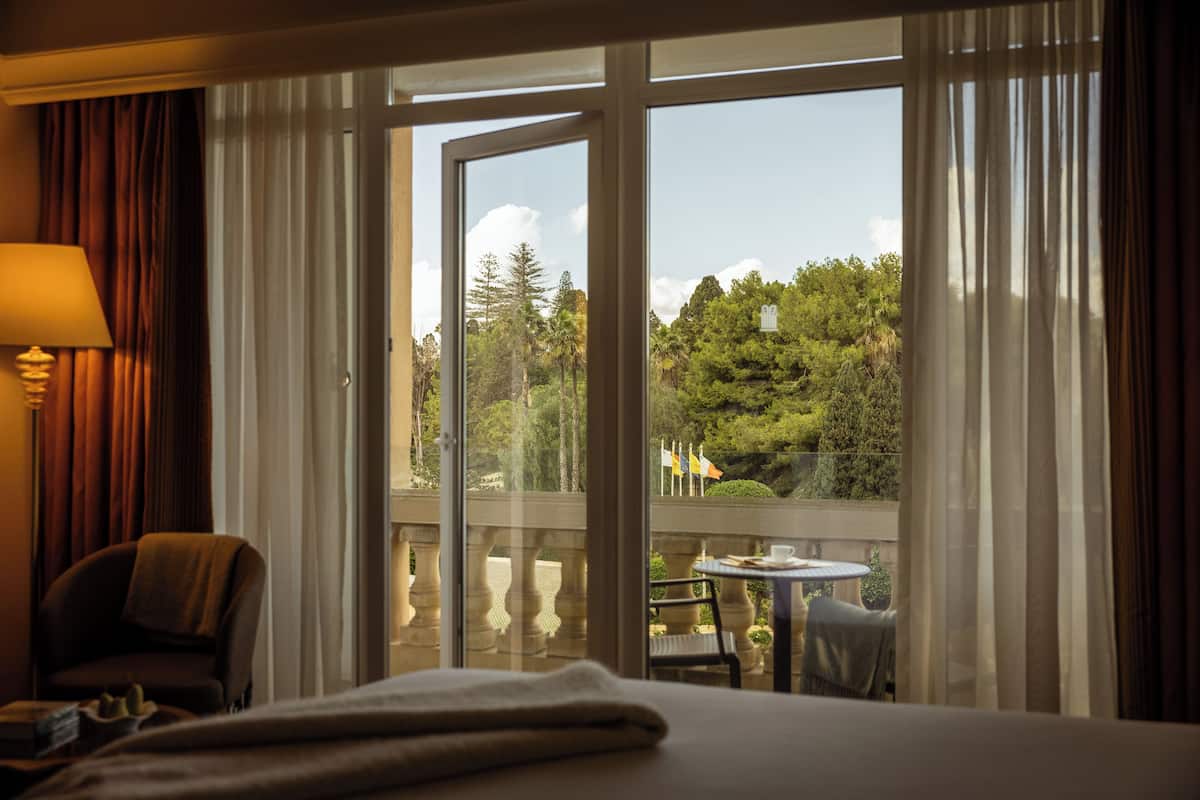 premium double or twin room | premium bedding, minibar, in-room safe, desk