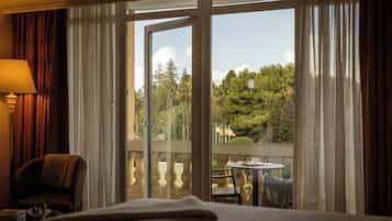 Premium Double or Twin Room | Premium bedding, minibar, in-room safe, desk
