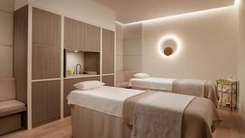 Salas de tratamiento para parejas, un sauna, baño turco