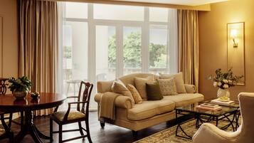 Deluxe Suite | Premium bedding, minibar, in-room safe, desk