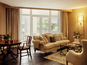 Suite – deluxe | Sengetøy av topp kvalitet, minibar, safe på rommet og skrivebord