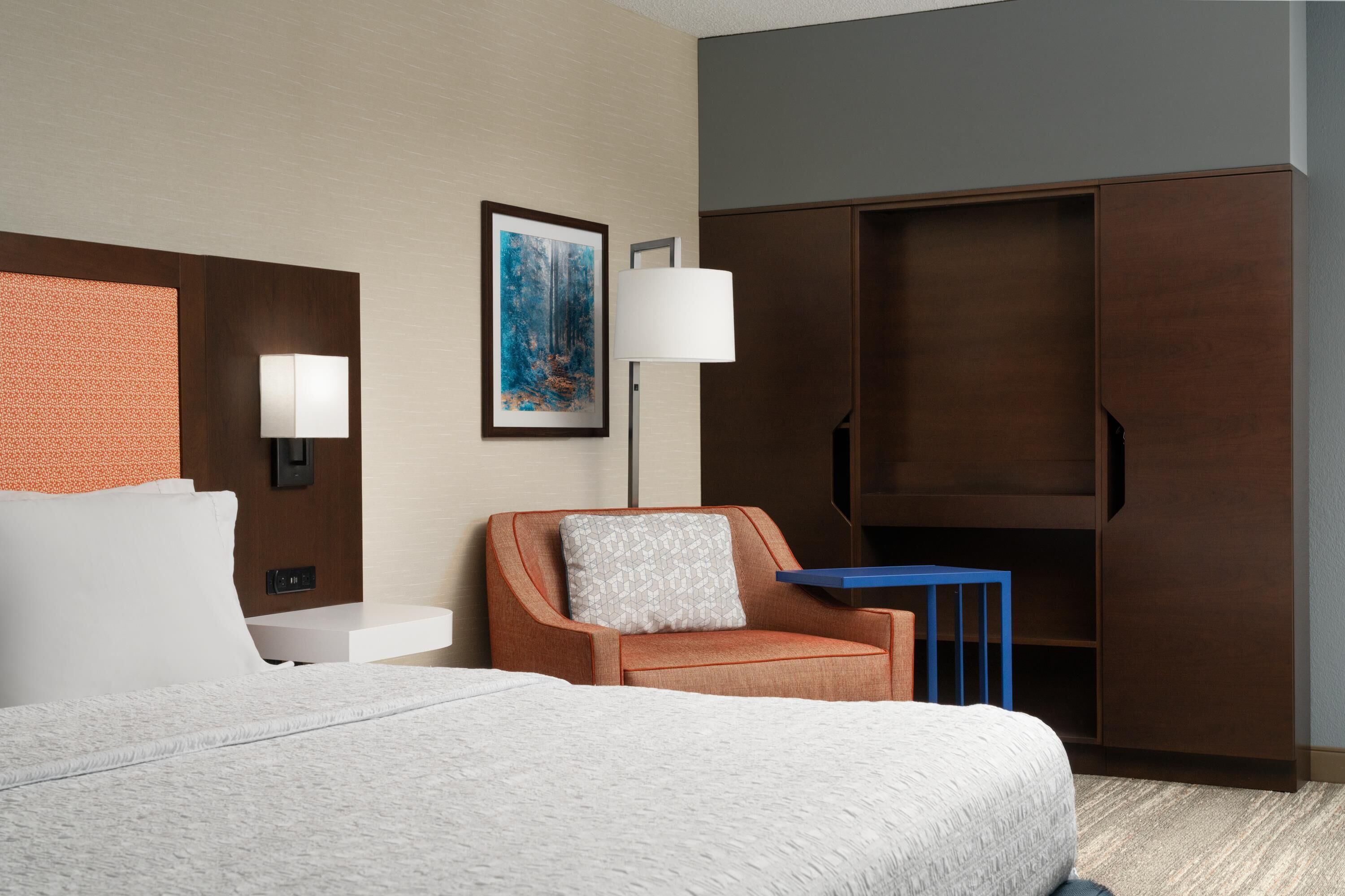 room, 1 king bed, accessible (roll-in shower) | desk, iron/ironing board, free wifi, alarm clocks