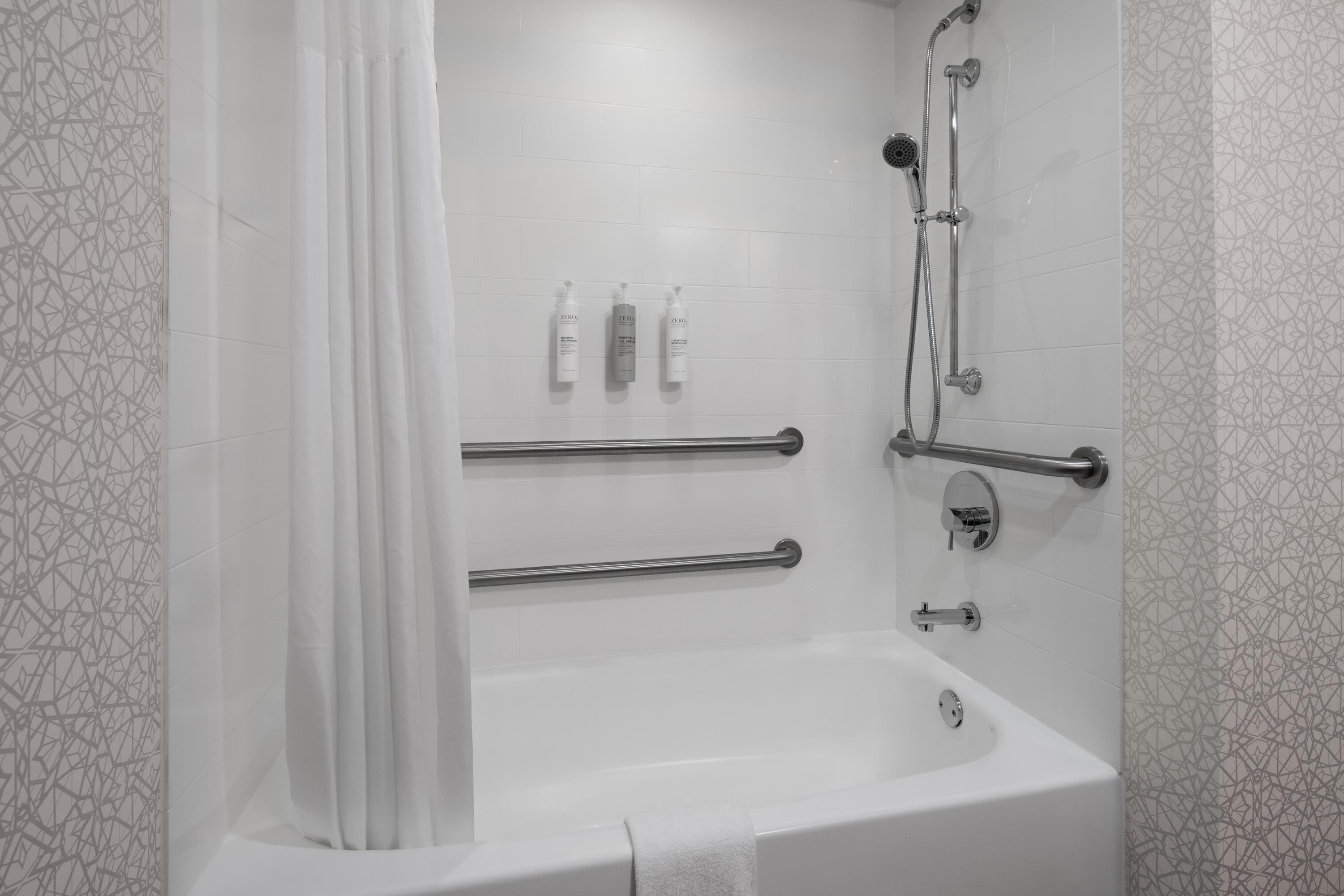 room, 1 queen bed, accessible, non smoking (hearing. bathtub) | bathroom | free toiletries, hair dryer