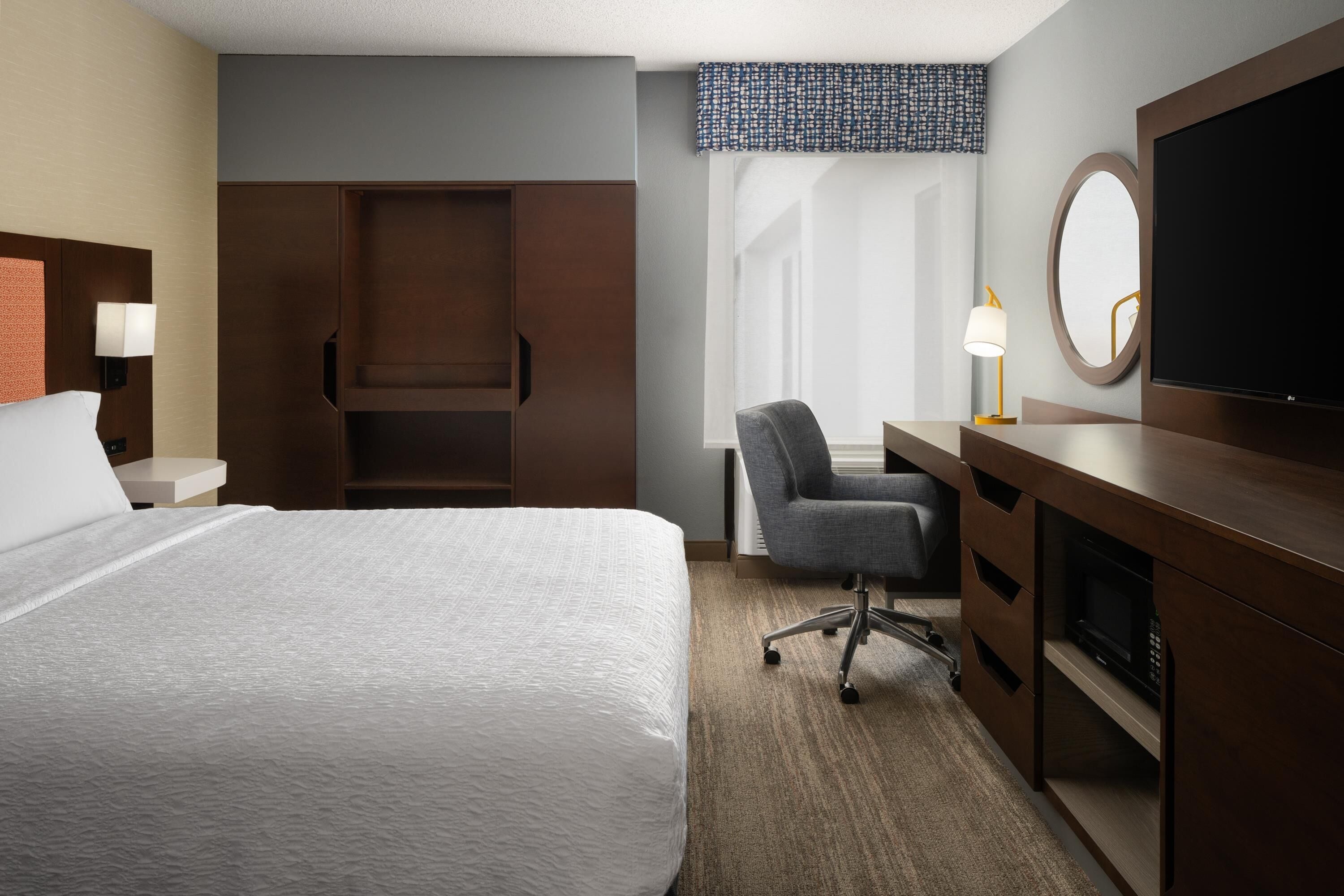 room, 1 queen bed, accessible, non smoking (hearing. bathtub) | desk, iron/ironing board, free wifi, alarm clocks