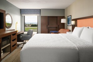 Standard Room, 1 King Bed, Non Smoking | Desk, iron/ironing board, free WiFi, alarm clocks - Hampton Inn Chambersburg (Chambersburg)