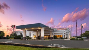 A Hampton Inn hotel with a spacious parking lot and a well-lit entrance. - Hampton Inn Chambersburg (Chambersburg)