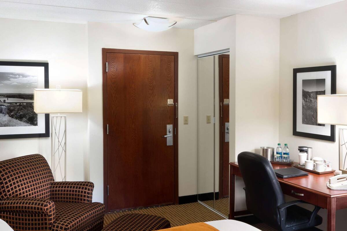 Egyptian cotton sheets, premium bedding, in-room safe, desk