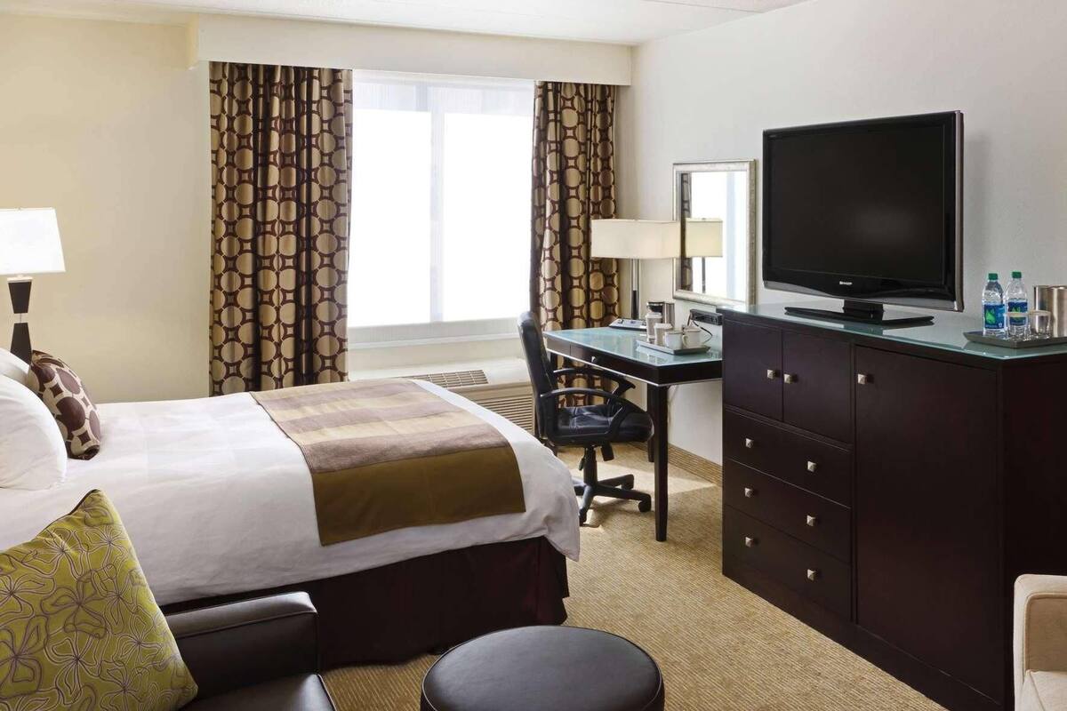 Egyptian cotton sheets, premium bedding, in-room safe, desk