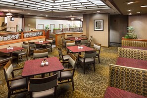 Petit déjeuner, déjeuner et dîner servis sur place