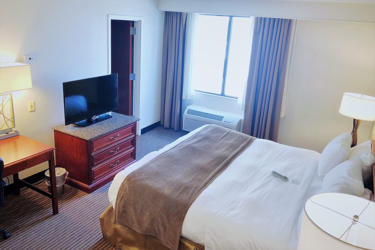 Egyptian cotton sheets, premium bedding, in-room safe, desk