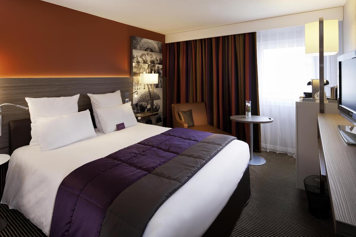 Privilege, Room, 1 Double Bed | Minibar, in-room safe, desk, blackout drapes