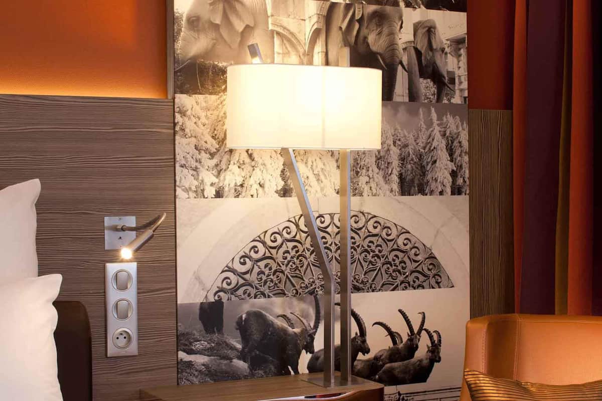 Minibar, coffres-forts dans les chambres, bureau, rideaux occultants